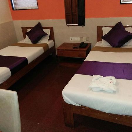 Hotel Q Deck Mumbai Bagian luar foto