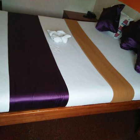 Hotel Q Deck Mumbai Bagian luar foto