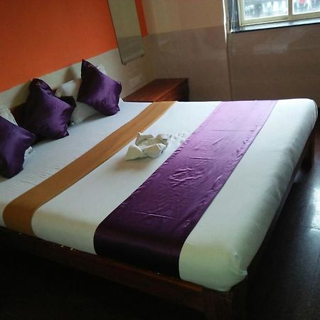 Hotel Q Deck Mumbai Bagian luar foto