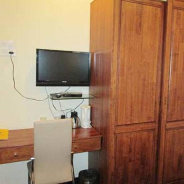 Hotel Q Deck Mumbai Bagian luar foto