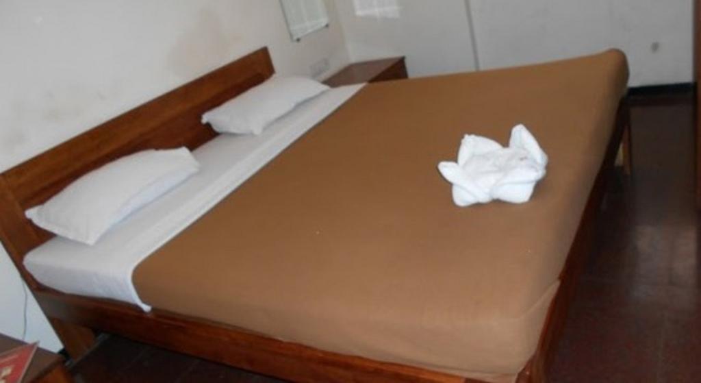 Hotel Q Deck Mumbai Bagian luar foto