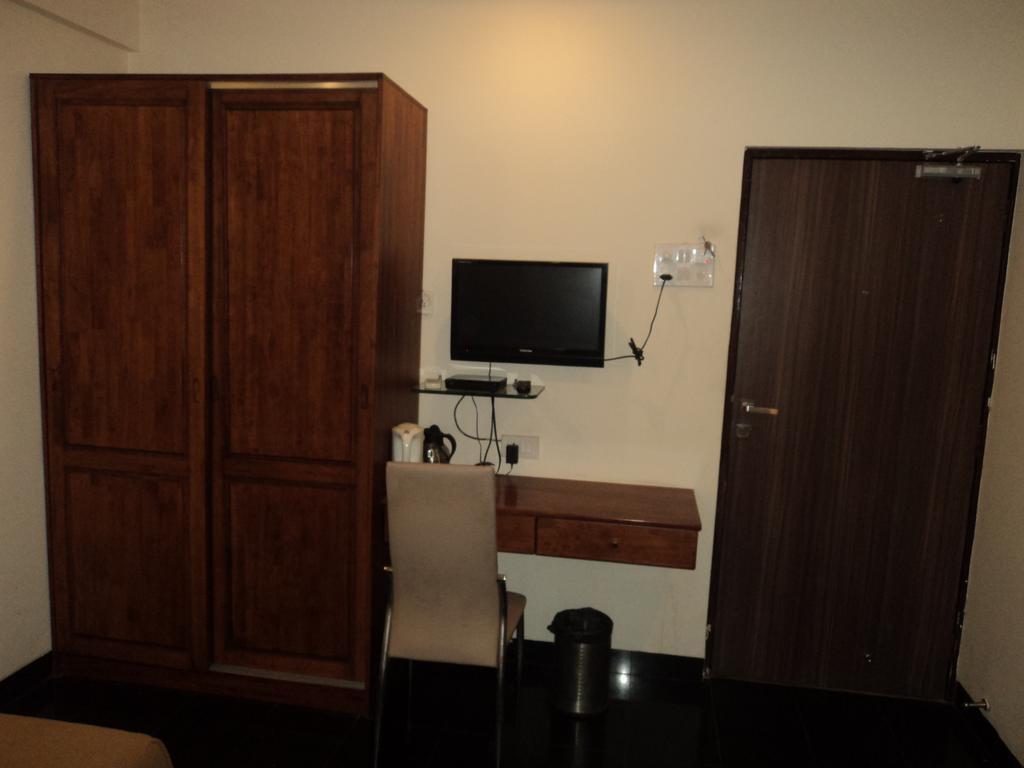 Hotel Q Deck Mumbai Ruang foto