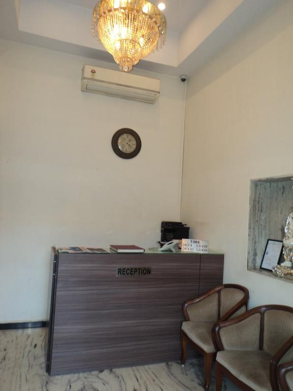 Hotel Q Deck Mumbai Bagian luar foto