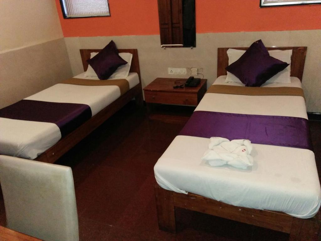 Hotel Q Deck Mumbai Bagian luar foto