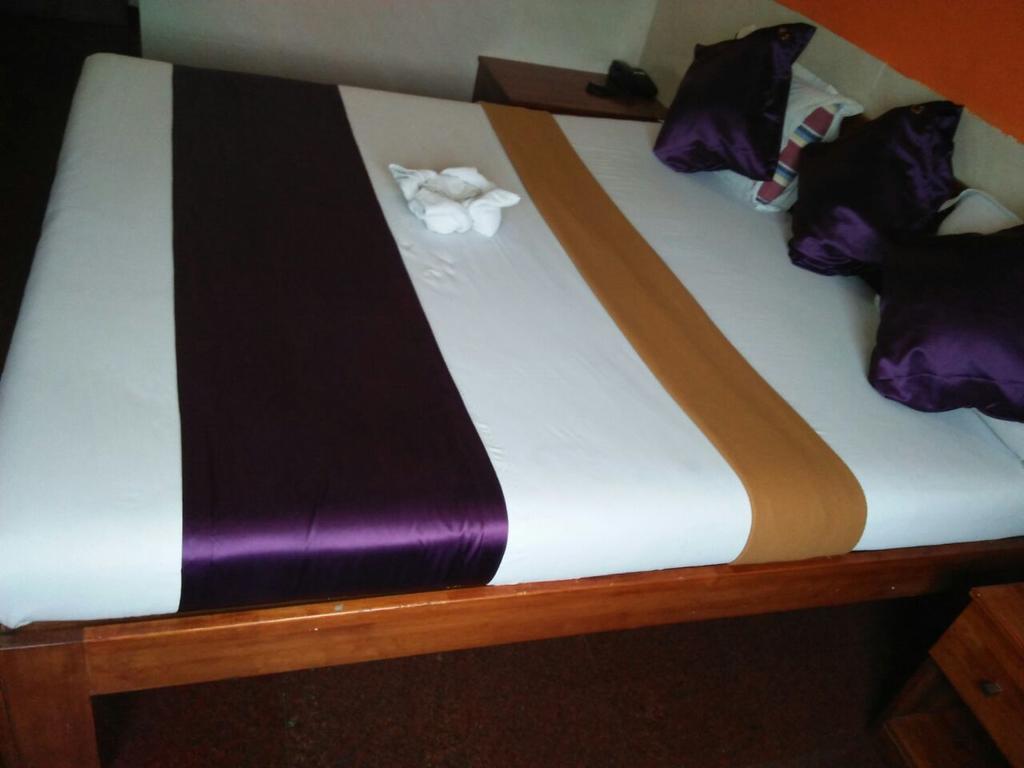 Hotel Q Deck Mumbai Bagian luar foto