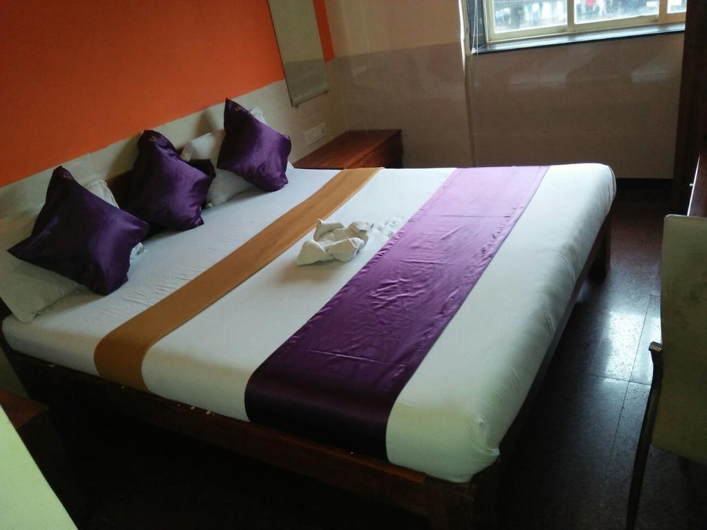 Hotel Q Deck Mumbai Bagian luar foto