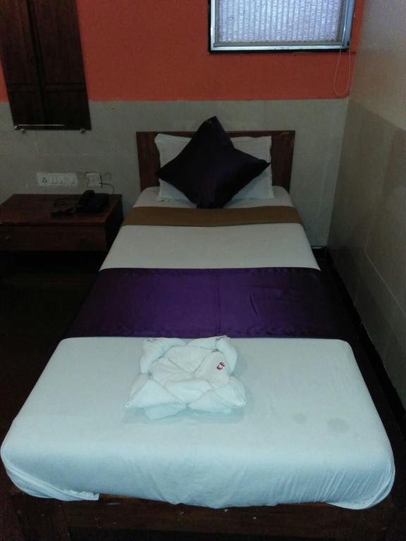 Hotel Q Deck Mumbai Bagian luar foto