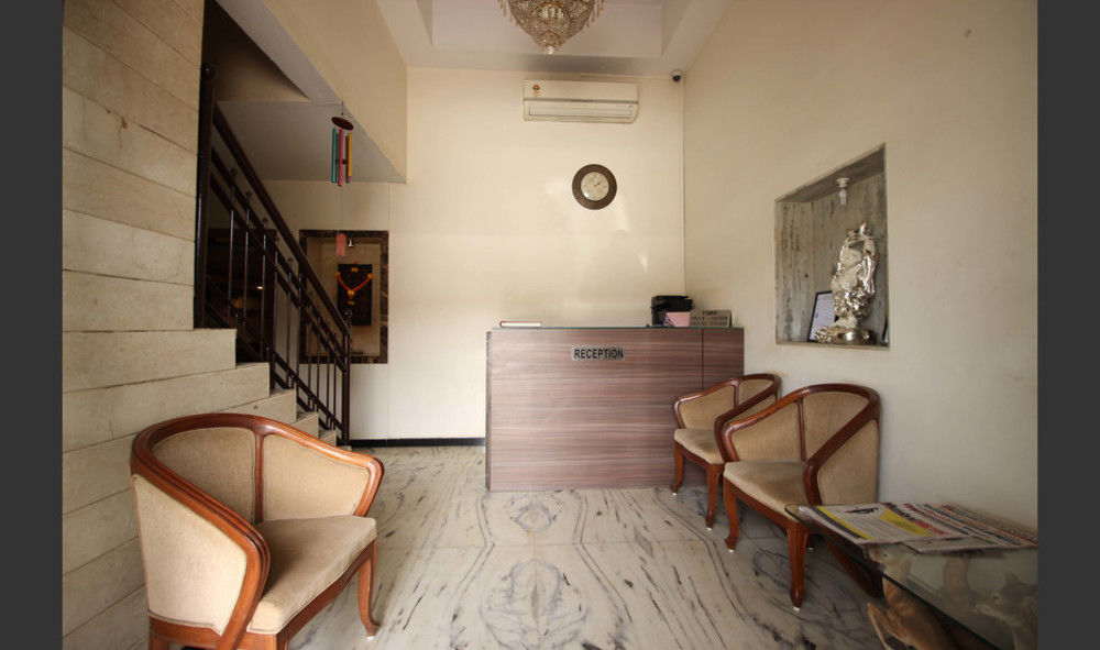 Hotel Q Deck Mumbai Bagian luar foto