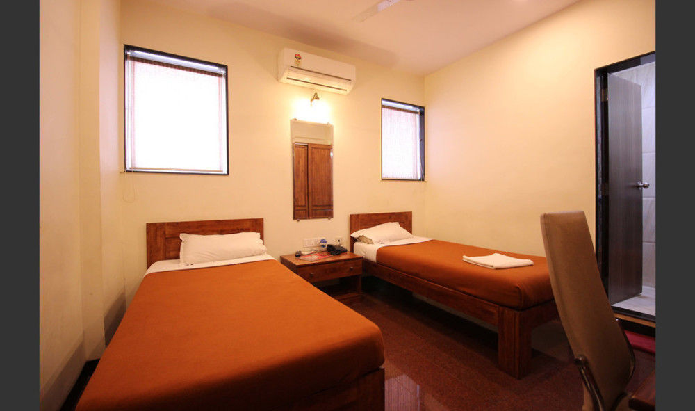 Hotel Q Deck Mumbai Bagian luar foto