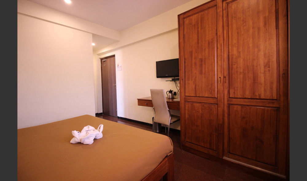 Hotel Q Deck Mumbai Bagian luar foto