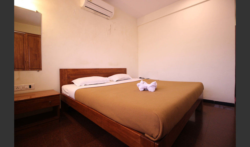 Hotel Q Deck Mumbai Bagian luar foto