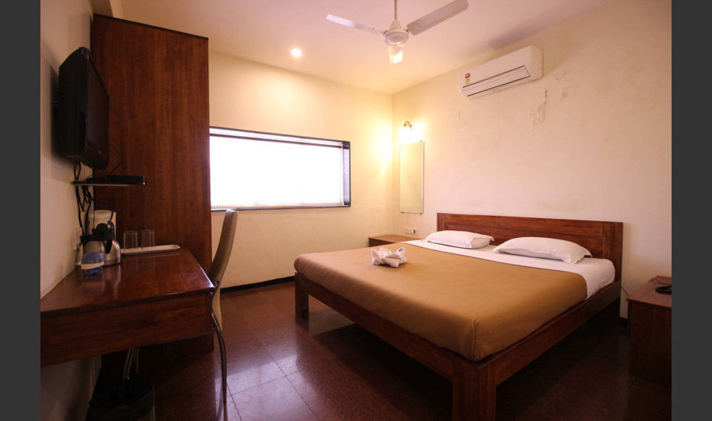 Hotel Q Deck Mumbai Bagian luar foto