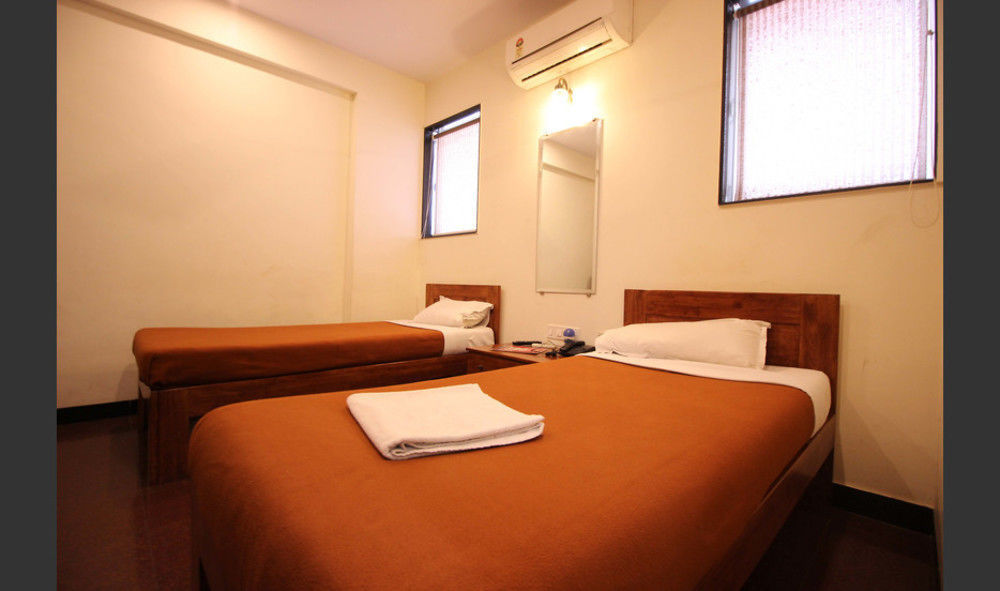 Hotel Q Deck Mumbai Bagian luar foto