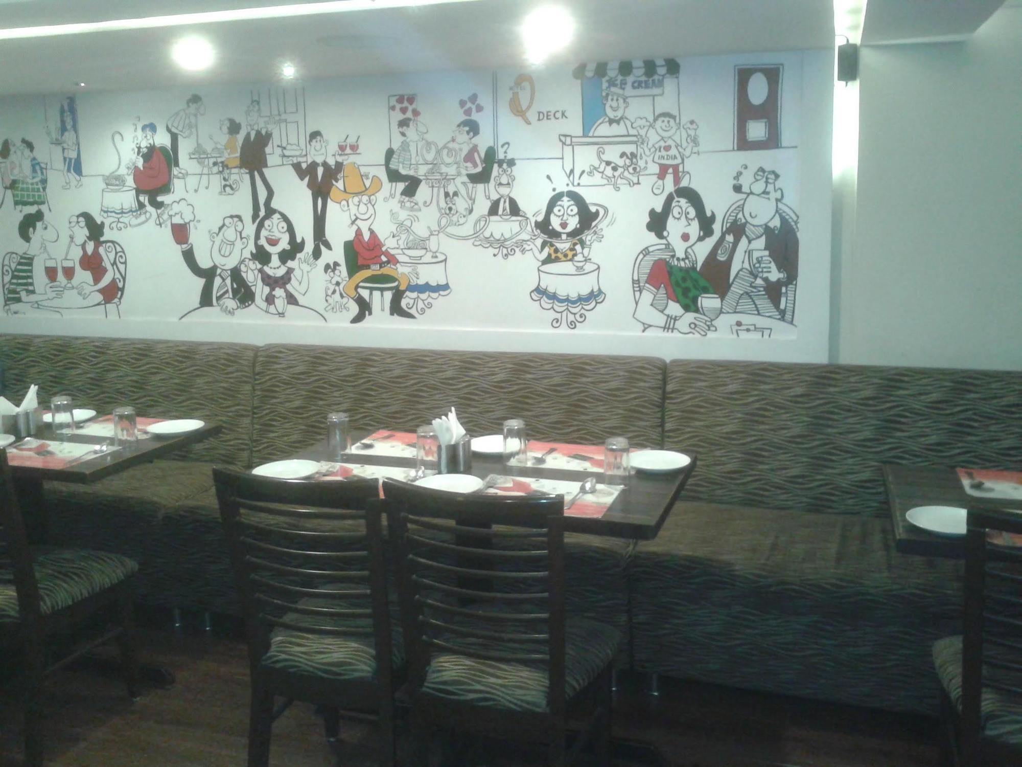 Hotel Q Deck Mumbai Bagian luar foto