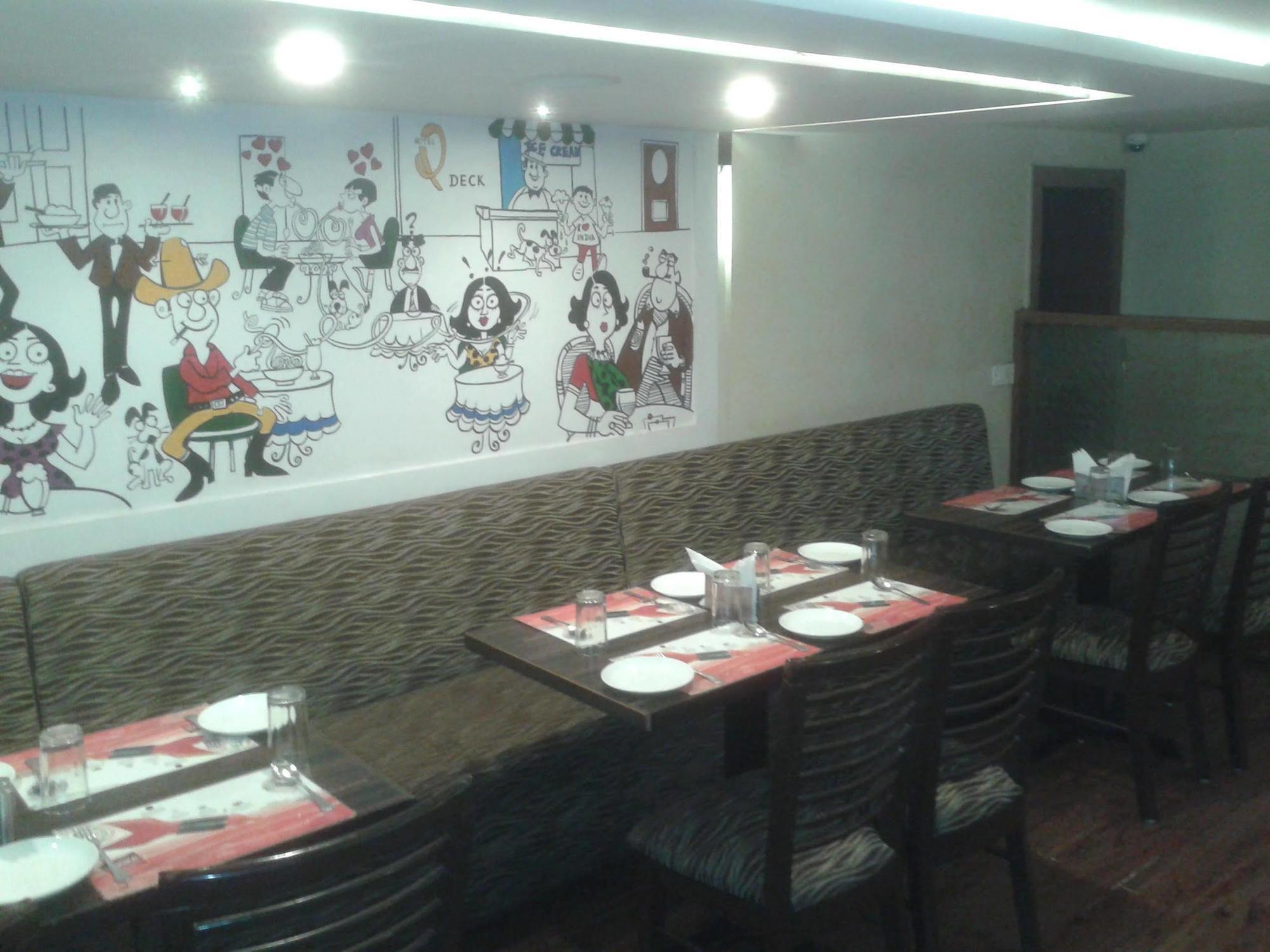 Hotel Q Deck Mumbai Bagian luar foto