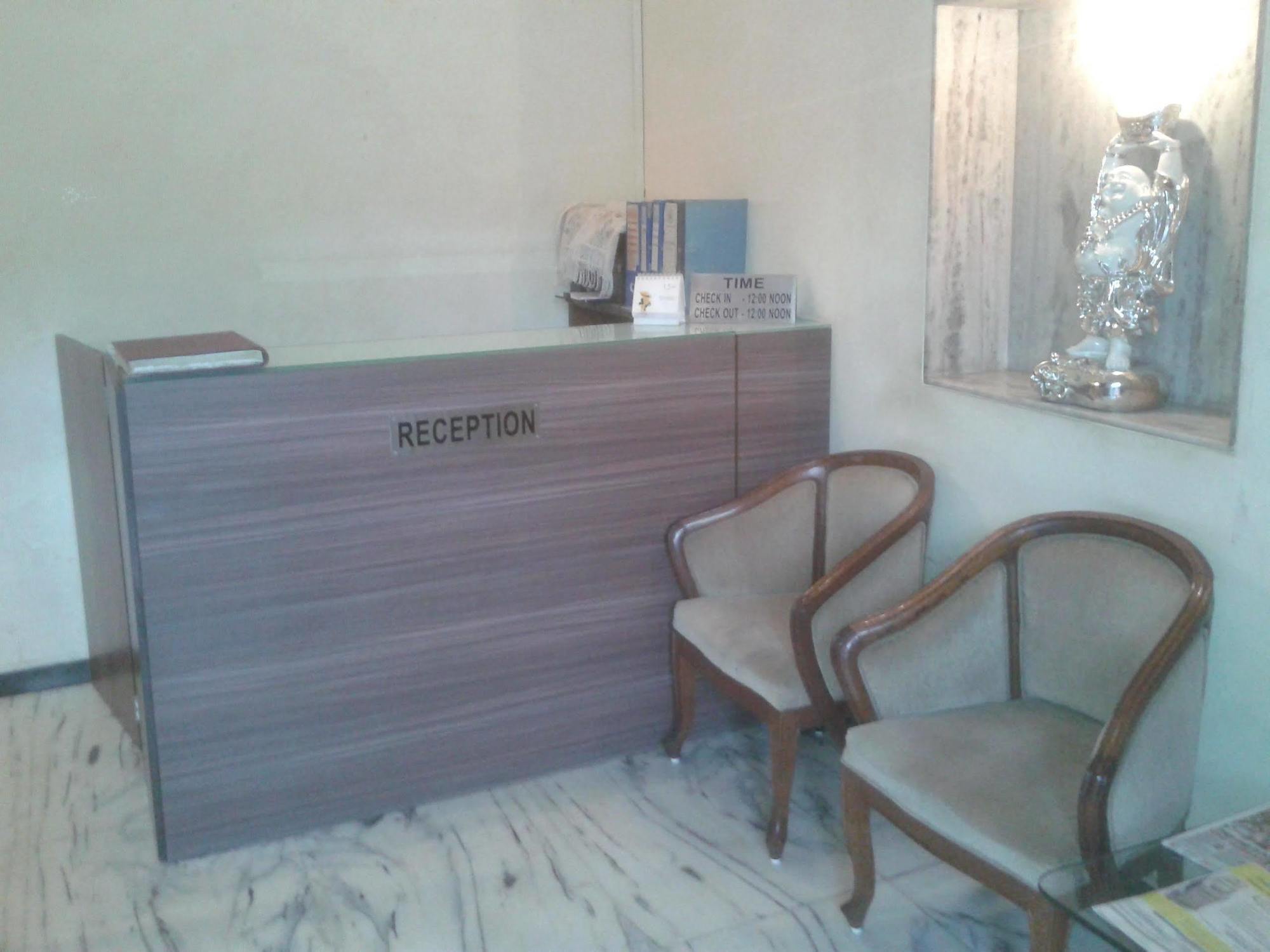 Hotel Q Deck Mumbai Bagian luar foto
