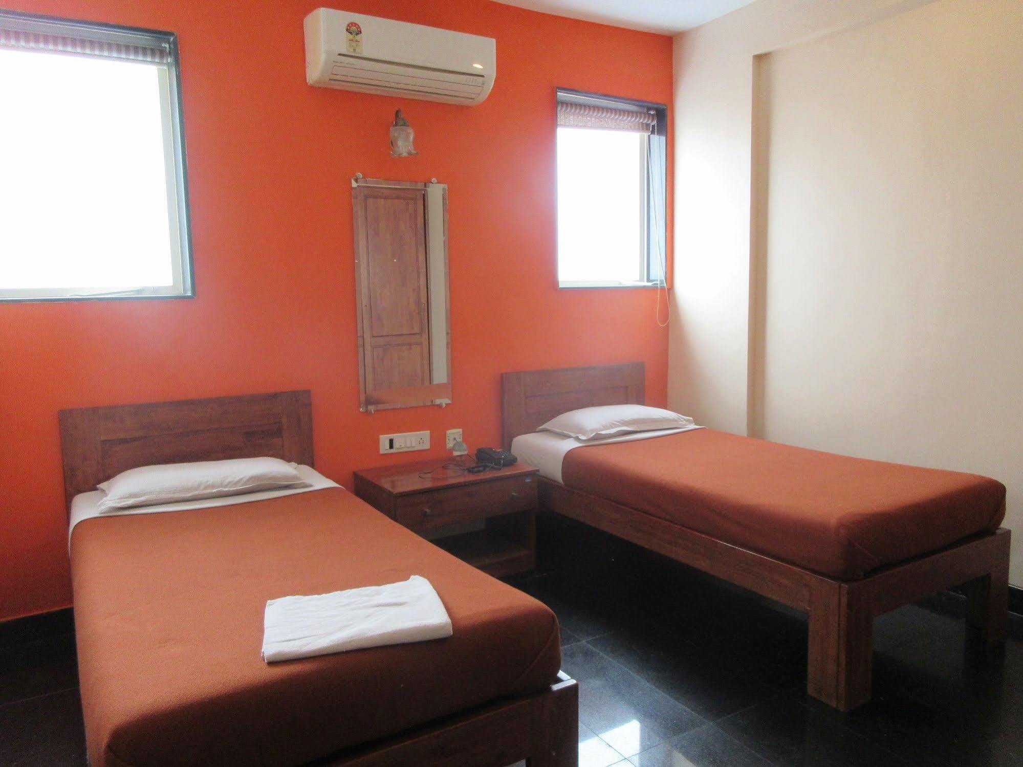 Hotel Q Deck Mumbai Bagian luar foto