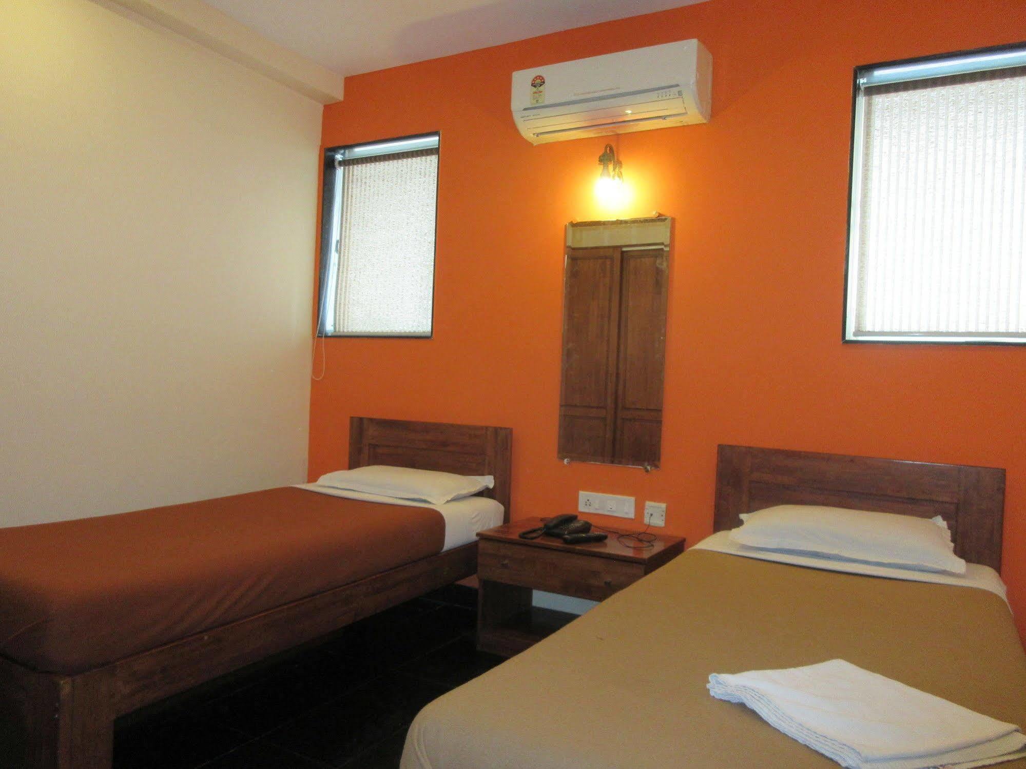 Hotel Q Deck Mumbai Bagian luar foto
