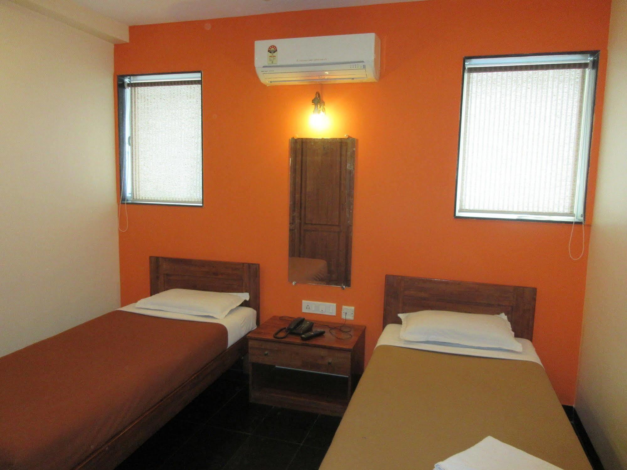 Hotel Q Deck Mumbai Bagian luar foto