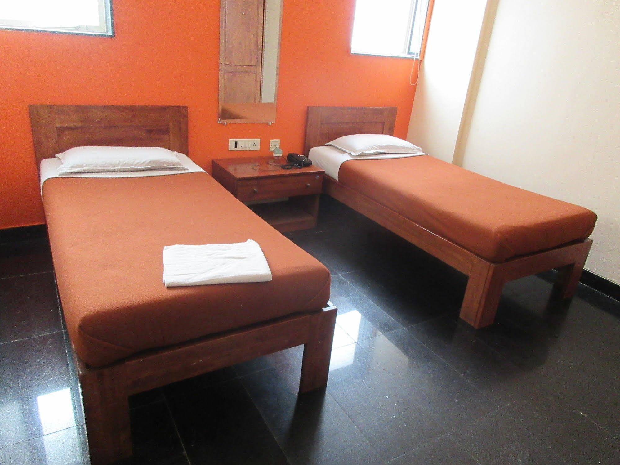 Hotel Q Deck Mumbai Bagian luar foto