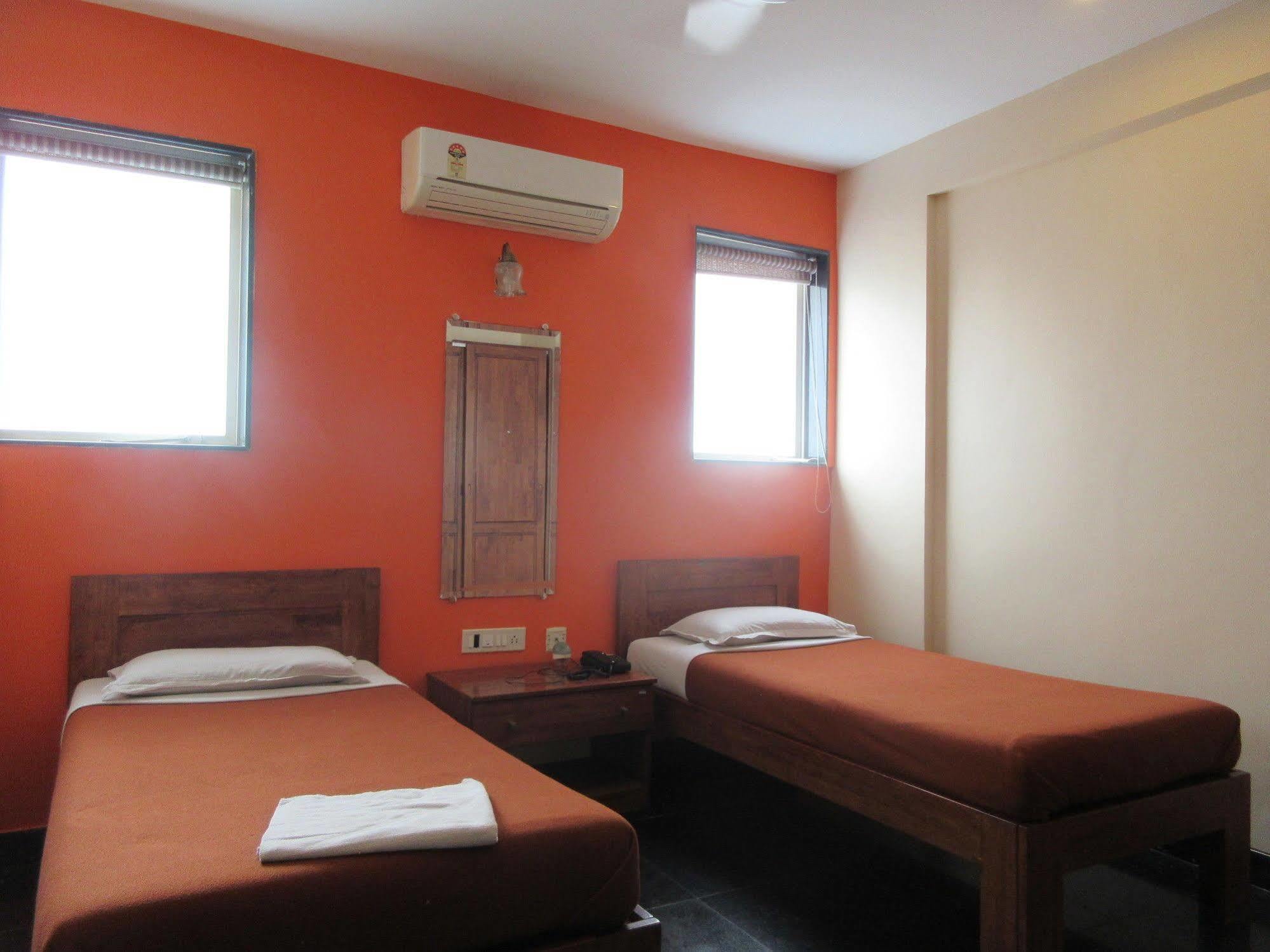 Hotel Q Deck Mumbai Bagian luar foto