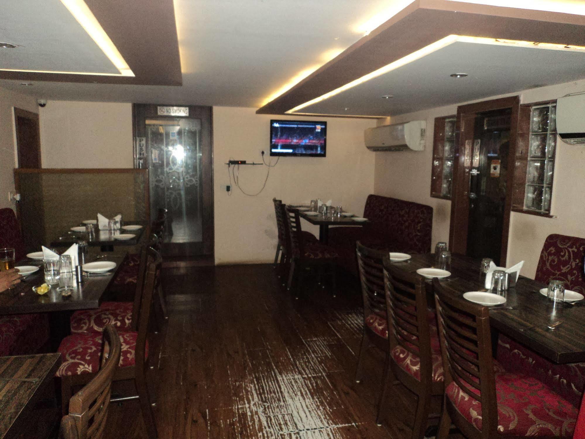 Hotel Q Deck Mumbai Bagian luar foto