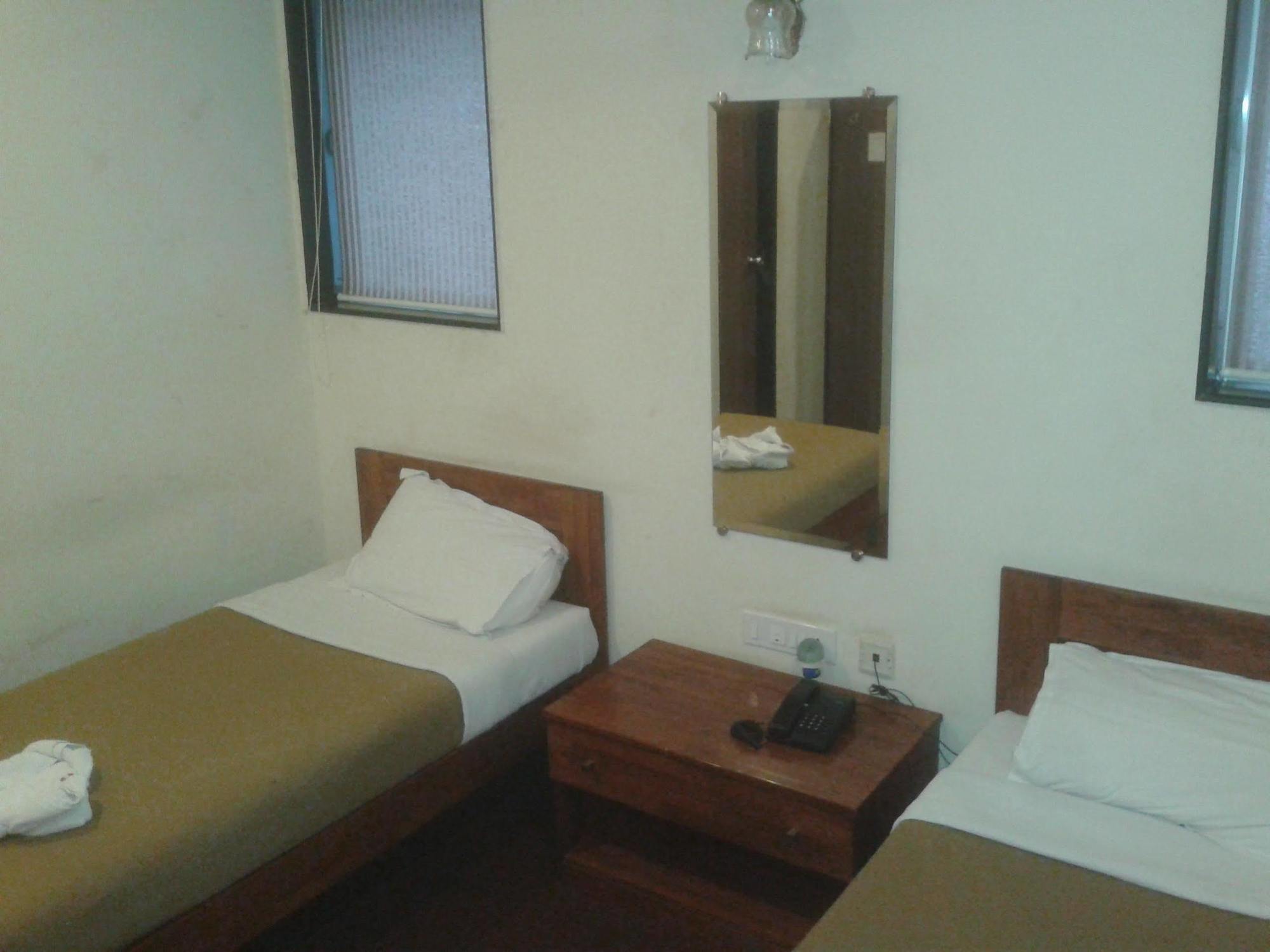 Hotel Q Deck Mumbai Bagian luar foto