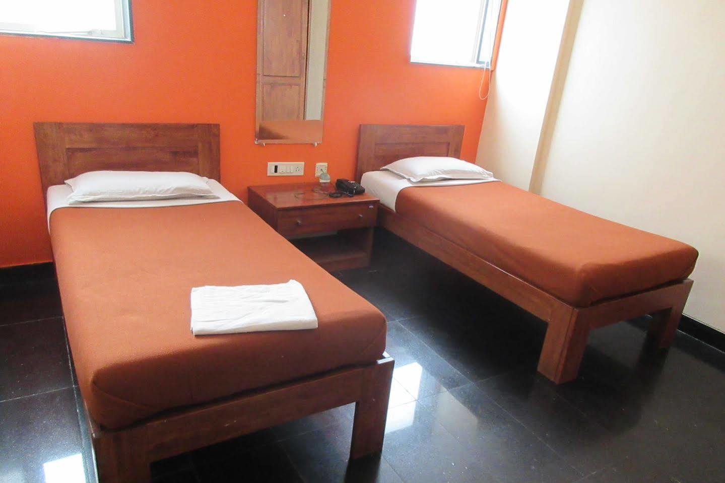 Hotel Q Deck Mumbai Bagian luar foto