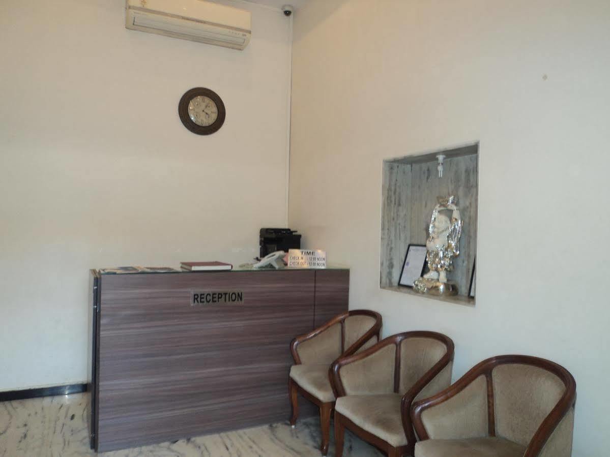 Hotel Q Deck Mumbai Bagian luar foto