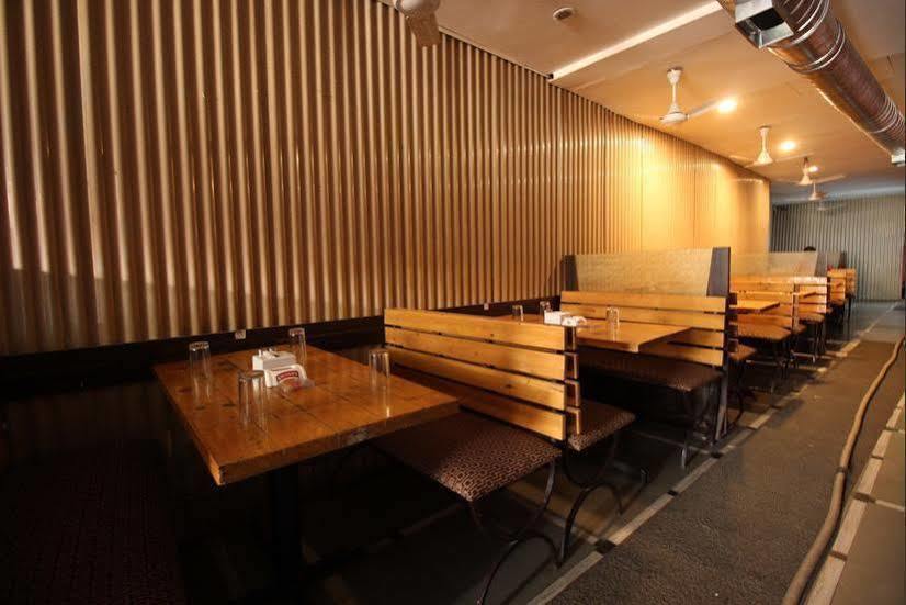 Hotel Q Deck Mumbai Bagian luar foto