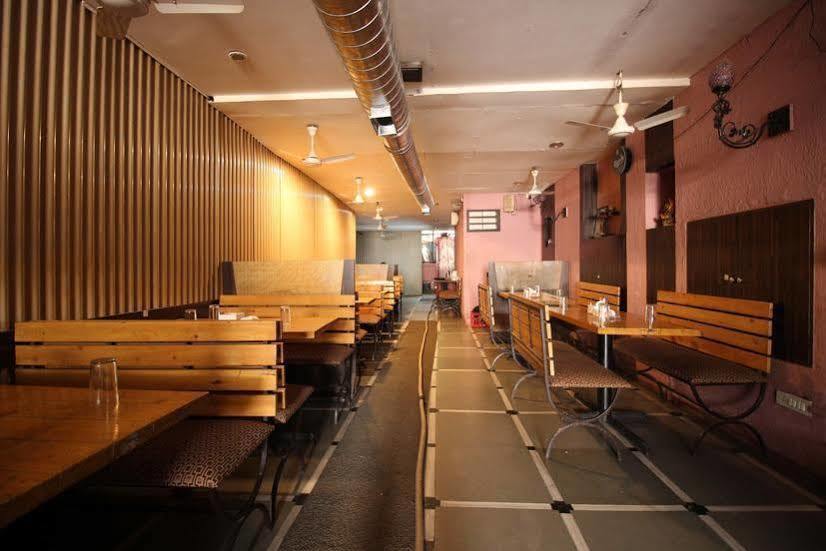 Hotel Q Deck Mumbai Bagian luar foto